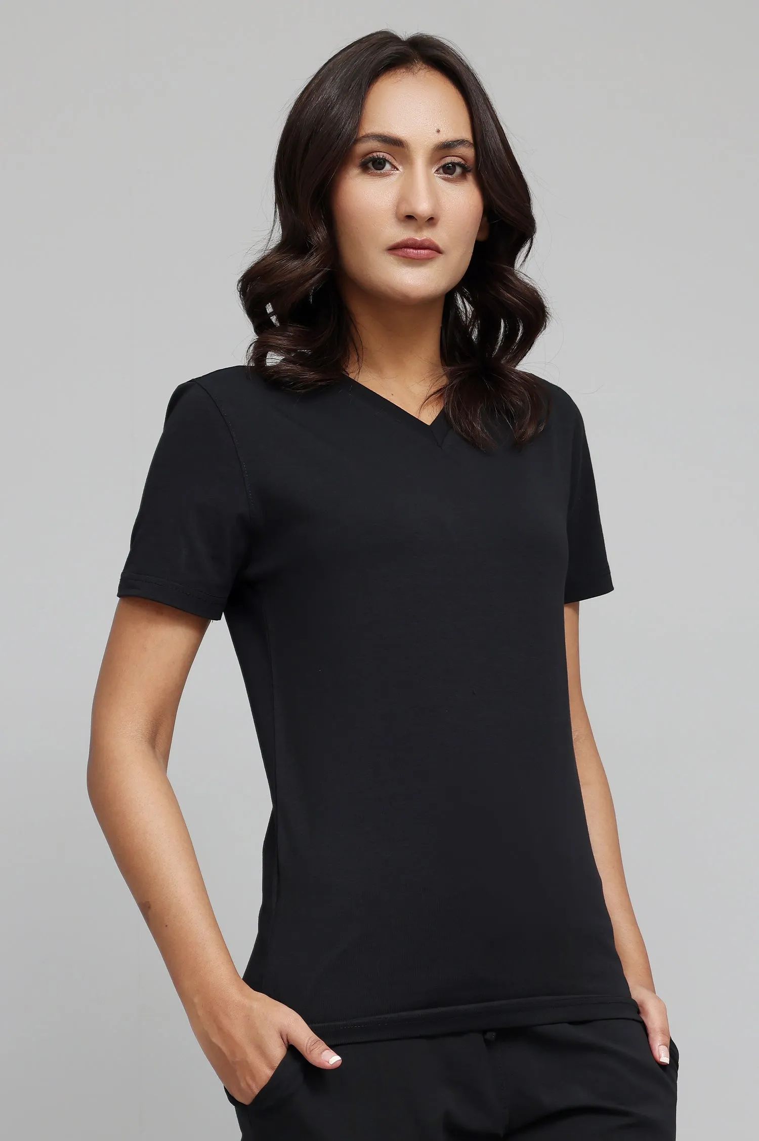 CLASSIC V-NECK TEE-BLACK