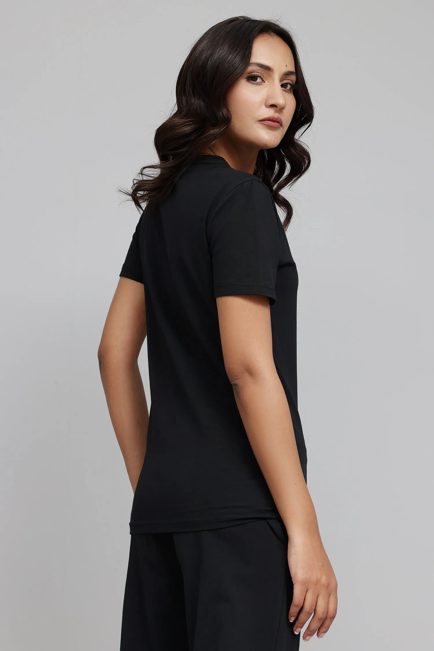 CLASSIC V-NECK TEE-BLACK