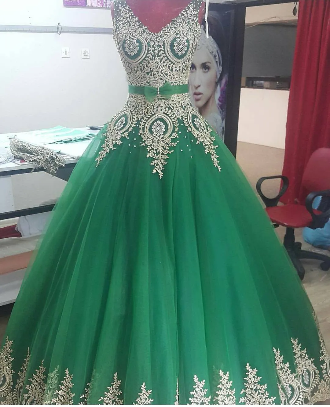 Elegant Gold Lace Appliques V Neck Green Ball Gowns Quinceanera Dresses 2017